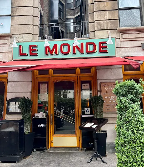 Le Monde Picture 4