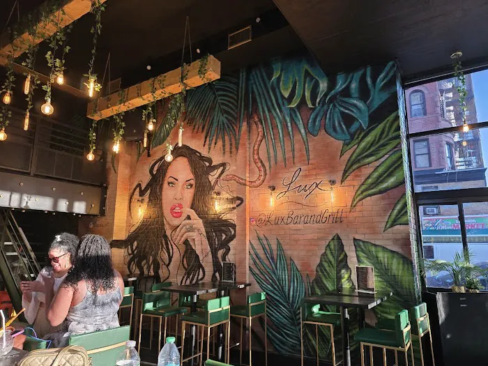 Lux Bar and Grill Picture 5