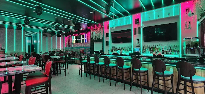 Liquid Bar & Restaurant Picture 3
