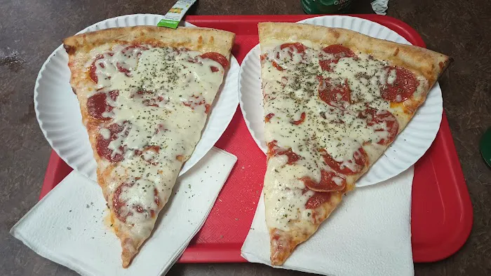 Delicious Pizza Cafe Rest. Picture 1