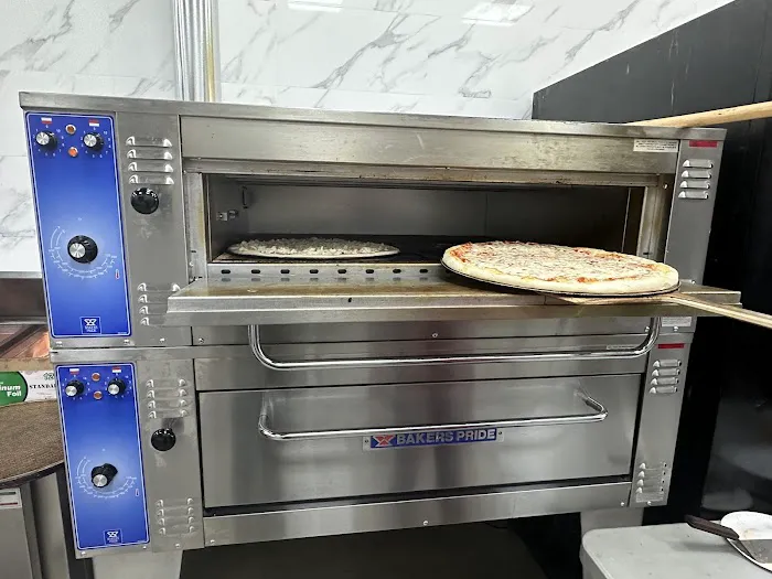 Hot Fresh Pizza Picture 1