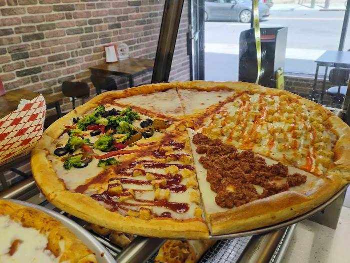 Laziza pizzeria Picture 2