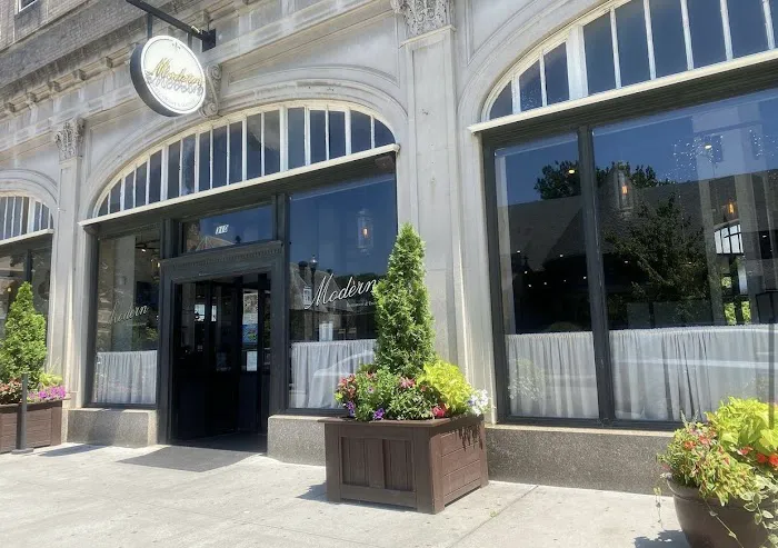 Modern Restaurant & Lounge Picture 2
