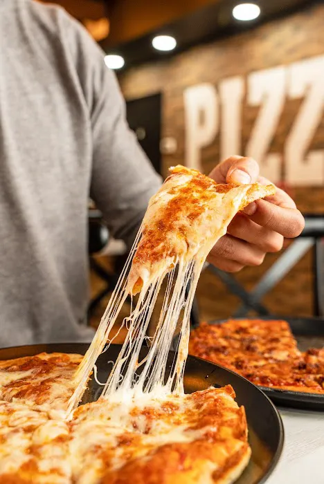 Singa's Famous Pizza & Grill Restaurant Picture 3
