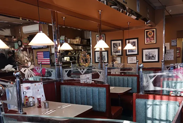 Central Plaza Diner Picture 3