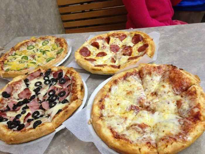Singas Famous Pizza Picture 4