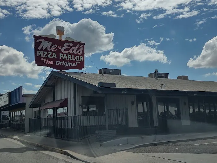 Me-n-Ed's Pizza Parlor Picture 5