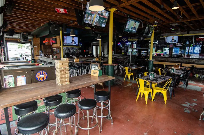 Christian's Tailgate Bar & Grill Picture 4