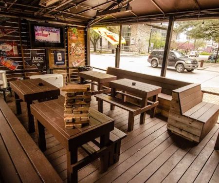 Christian's Tailgate Bar & Grill