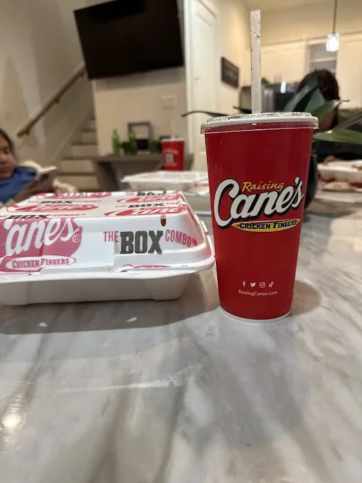 Raising Cane's Chicken Fingers Picture 1