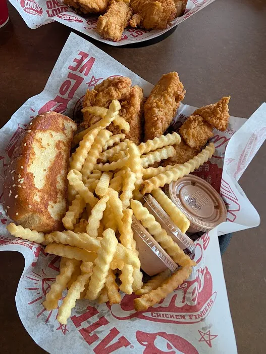 Raising Cane's Chicken Fingers Picture 2
