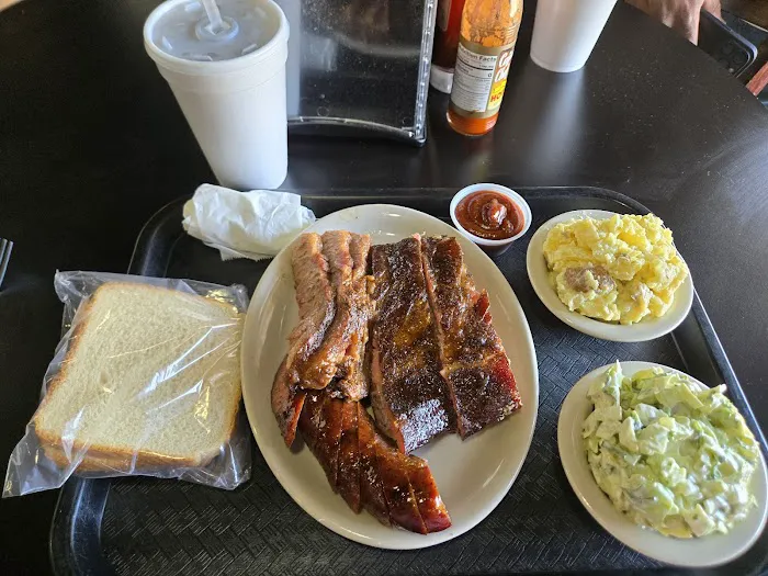 Hoot's Smokehouse Picture 7