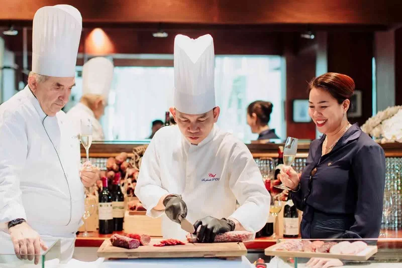 From Street Eats to Fine Dining: Exploring the Best Steakhouses