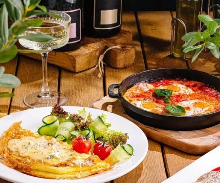 Best Brunch Spots With Seasonal Drink Pairings